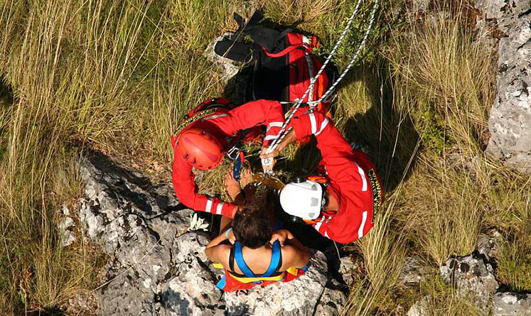 Spašavatelji vezuju unesrećenu Australku prije evakuacije s helikopterom