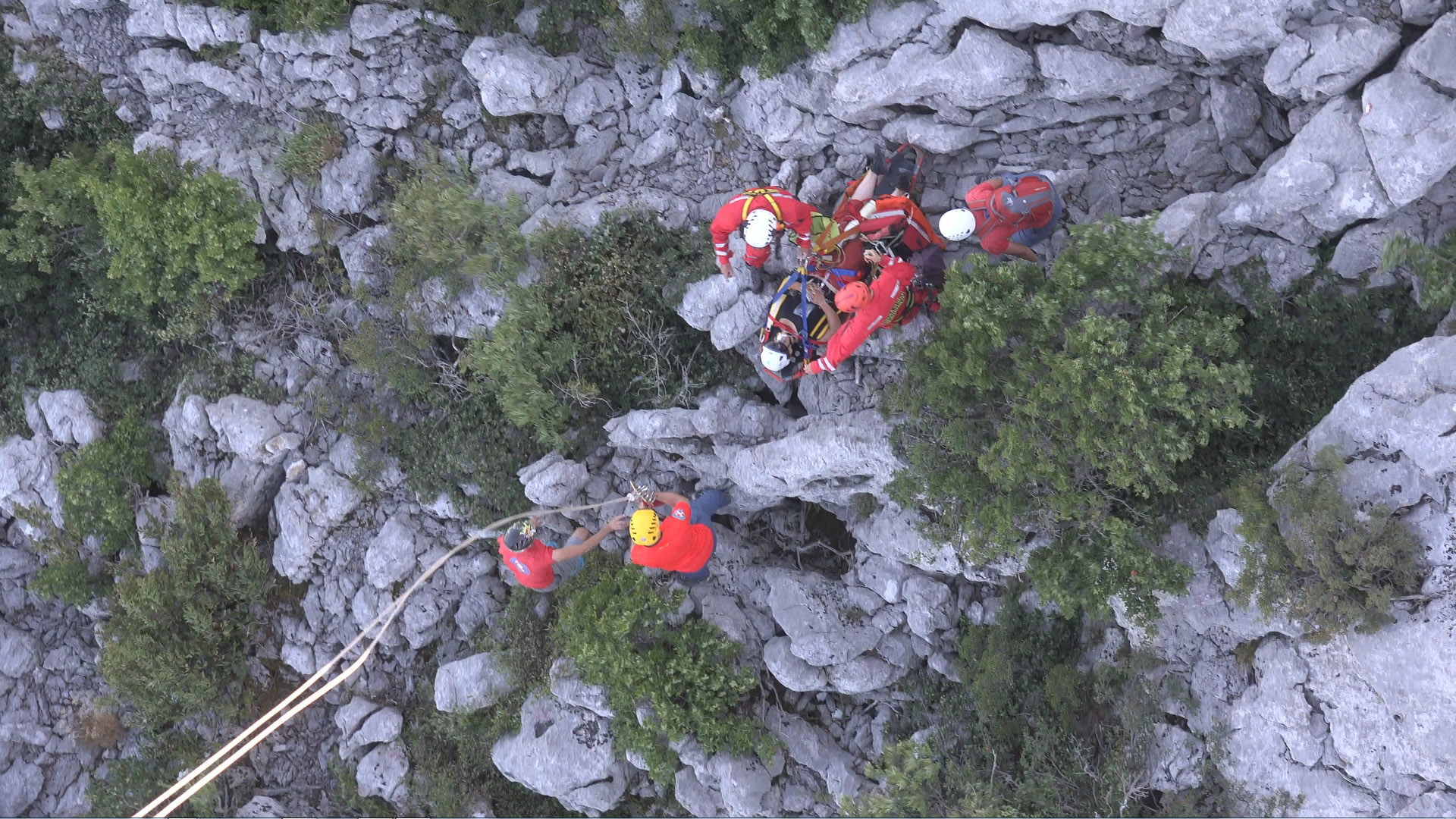 Priprema nosila za podizanje helikopterom