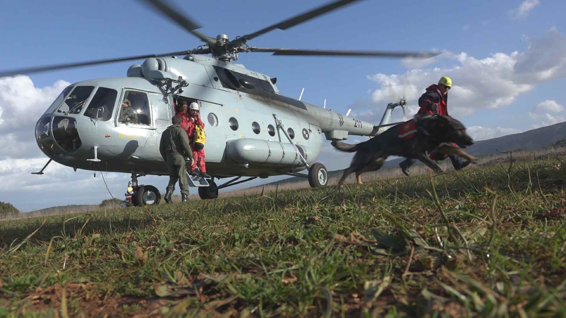 Dolazak tragača s helikopterom HRZ.a na hvarski aerodrom