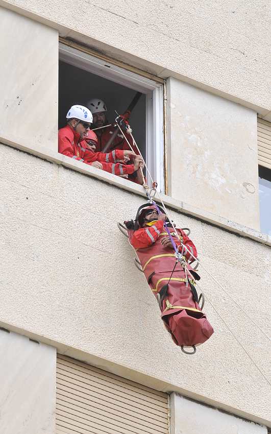 Spuštanje uz pomoć speleo nosiljke. Foto: Mario Todorić / CROPIX, Petar Šiško /Foto: Mario Todorić / CROPIX, Petar Šiško / CROMETEO